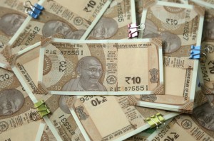 2021年8月全球疫情观察，德尔塔毒株席卷，疫苗接种与防疫策略面临新挑战